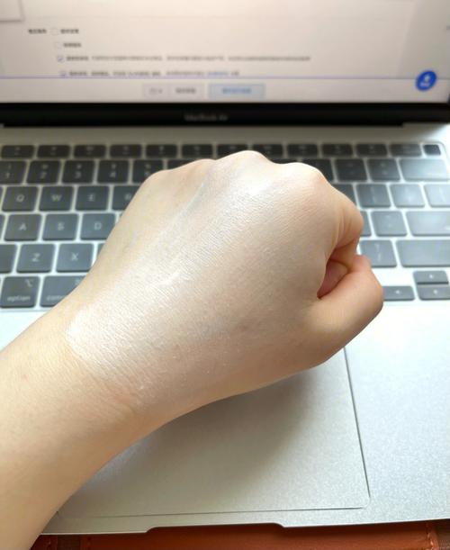 通勤淡妆必备，水优季小黄帽面部防晒清透素颜防晒